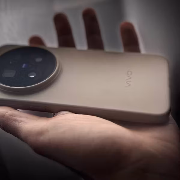 Мужчина держит Vivo X500 смартфон в руке