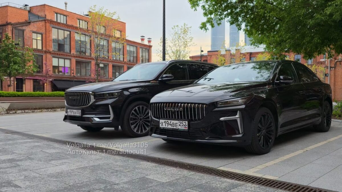 Две черные современные автомобили Volga кроссовер и седан