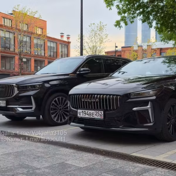 Две черные современные автомобили Volga кроссовер и седан