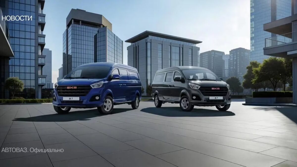 два кузова автомобиля SKM M7 на площадке