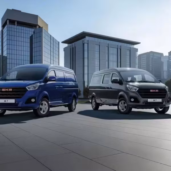 два кузова автомобиля SKM M7 на площадке