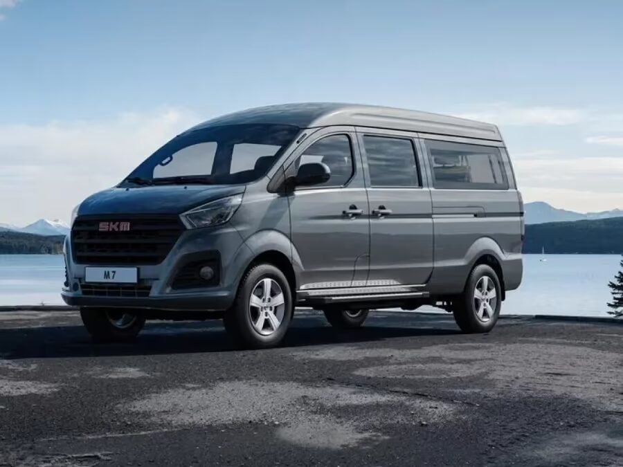 Микроавтобус SKM M7 на улице у воды