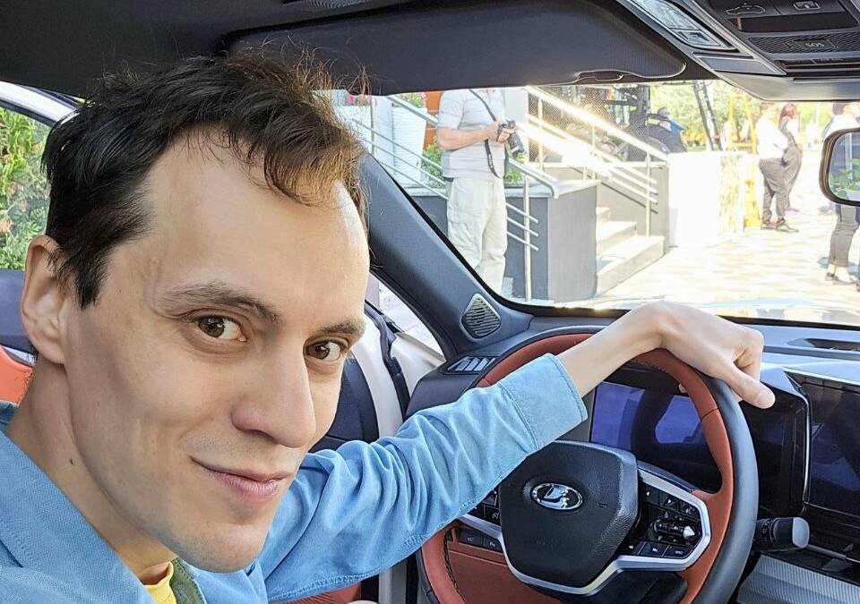 Мужчина в салоне Лада Азимут улыбается