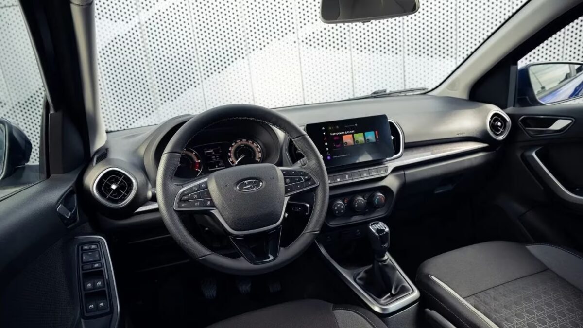 Интерьер автомобиля Lada с рулём и дисплеем