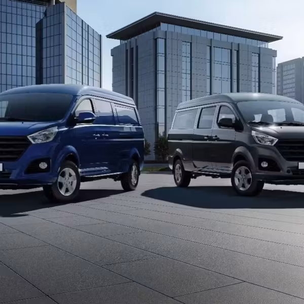 Два фургона SKM M7 на городской площади