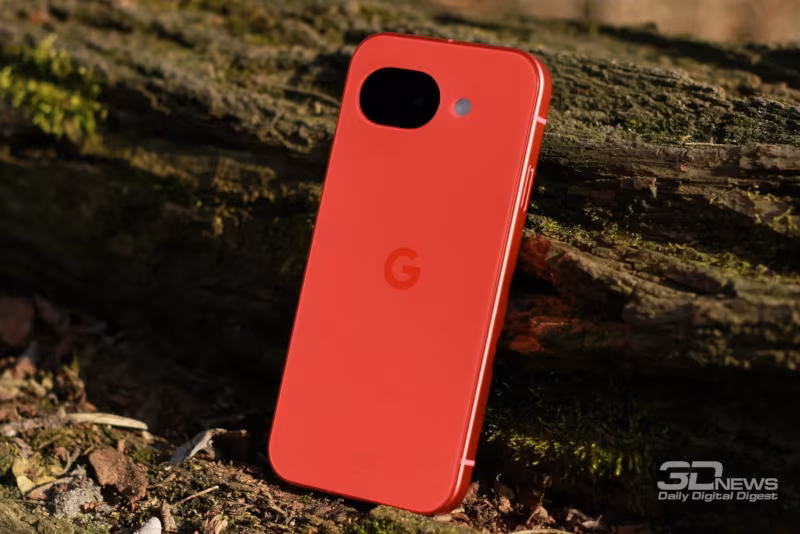 Красный Google Pixel телефон на деревянной поверхности
