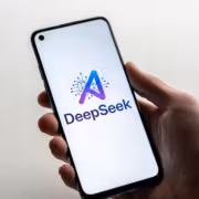 Человек держит смартфон с логотипом DeepSeek
