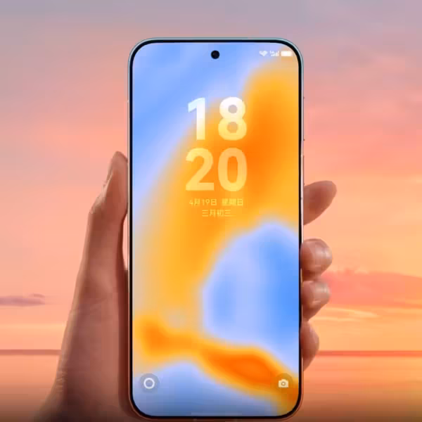 Плоский смартфон Huawei в руке на фоне заката