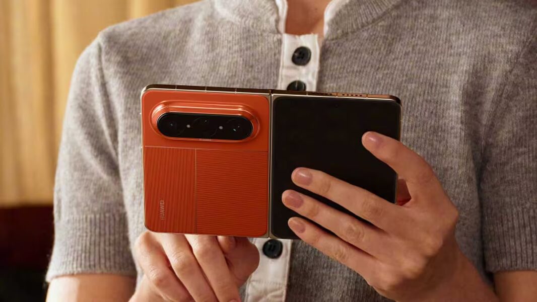 Складной телефон Huawei Pura X Max в руке человека