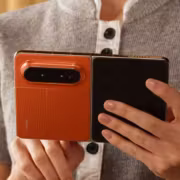 Складной телефон Huawei Pura X Max в руке человека
