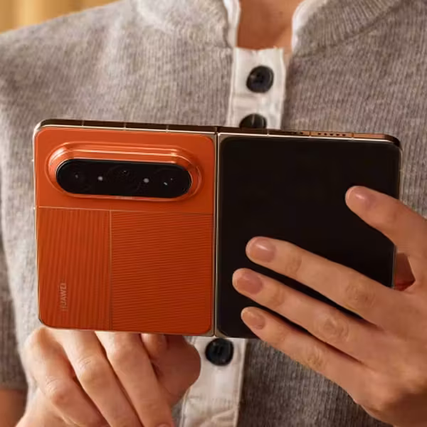 Складной телефон Huawei Pura X Max в руке человека