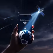 Мобильный телефон с логотипом Starlink и картой мира Satellite connected