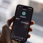 Телефон с ChatGPT на экране в руке человека