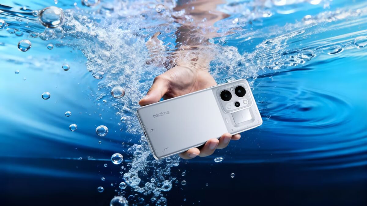 Человек держит смартфон Realme в воде