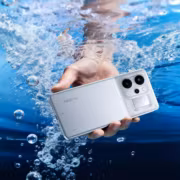 Человек держит смартфон Realme в воде