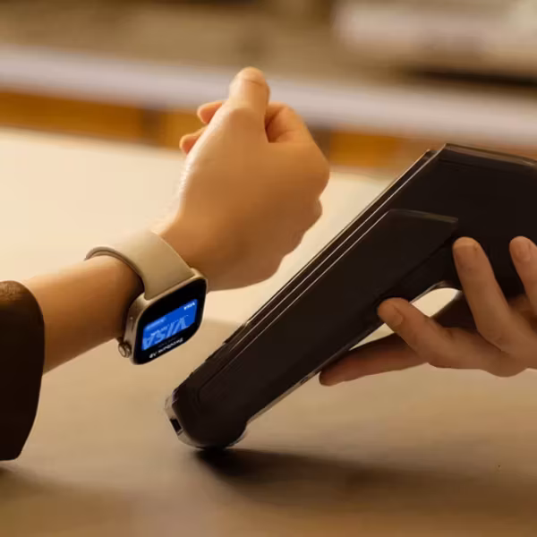 Пользователь проверяет умные часы Redmi Watch 6