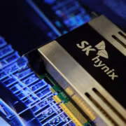 Модуль памяти SK Hynix с подсветкой внутри компьютера