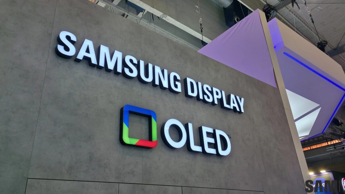 Вывеска Samsung OLED на стене выставочного стенда
