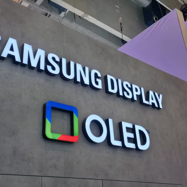 Вывеска Samsung OLED на стене выставочного стенда
