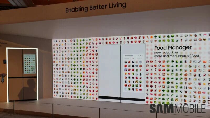 Экран холодильника Samsung Bespoke AI с изображением продуктов Gemini
