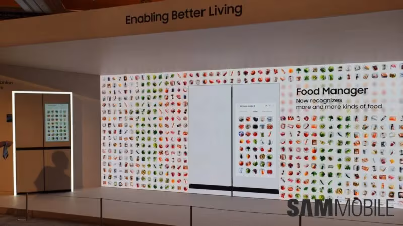 Экран холодильника Samsung Bespoke AI с изображением продуктов Gemini