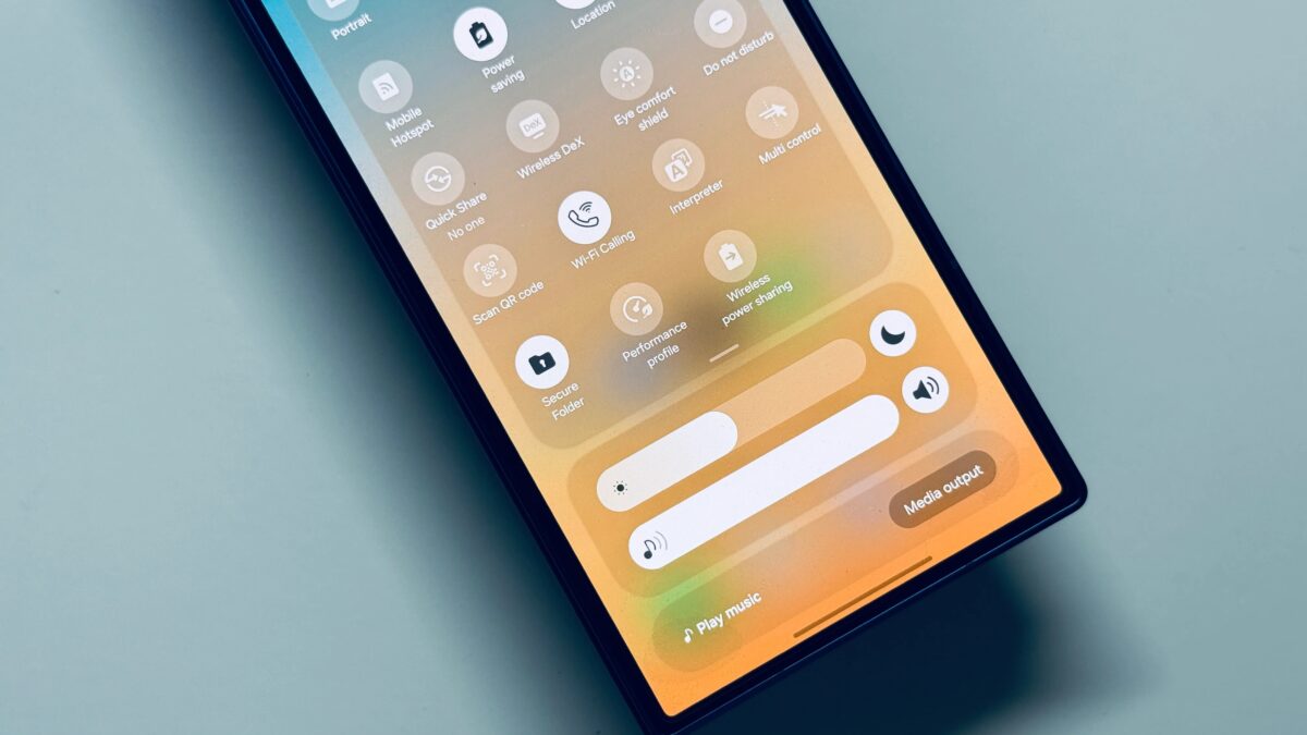 Экран смартфона Samsung Galaxy S25 с настройками One UI 8.5
