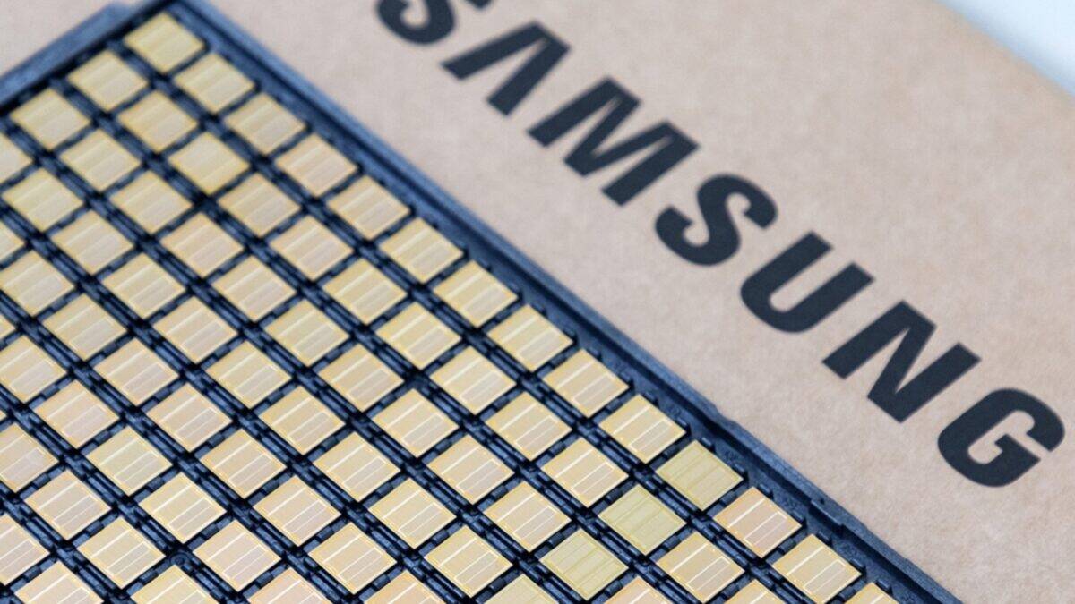 коробка Samsung и дисплейные панели для смартфонов