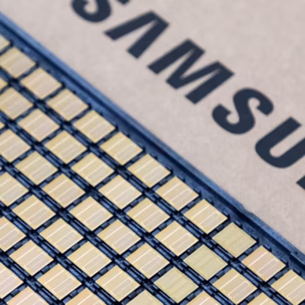 коробка Samsung и дисплейные панели для смартфонов