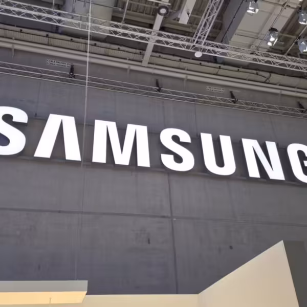 Знак Samsung на серой стене в помещении