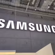 Вывеска Samsung на стене выставочного зала