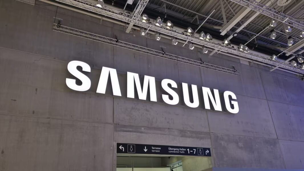 Логотип Samsung на стене на выставке