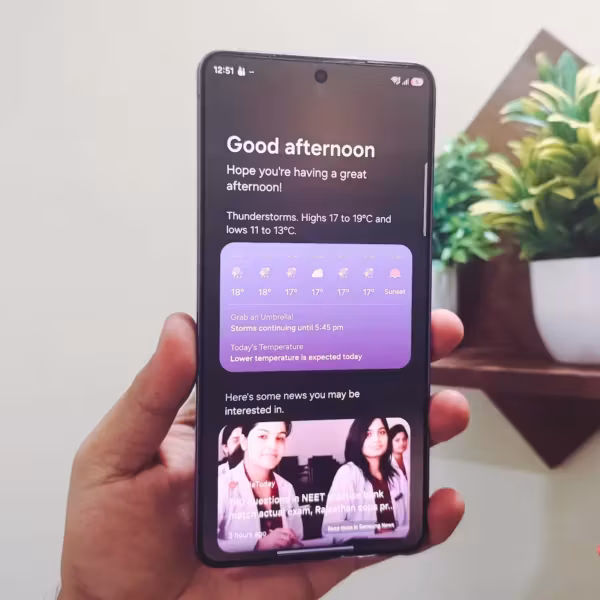 Человек держит смартфон Samsung Galaxy S25 с отображением новостей
