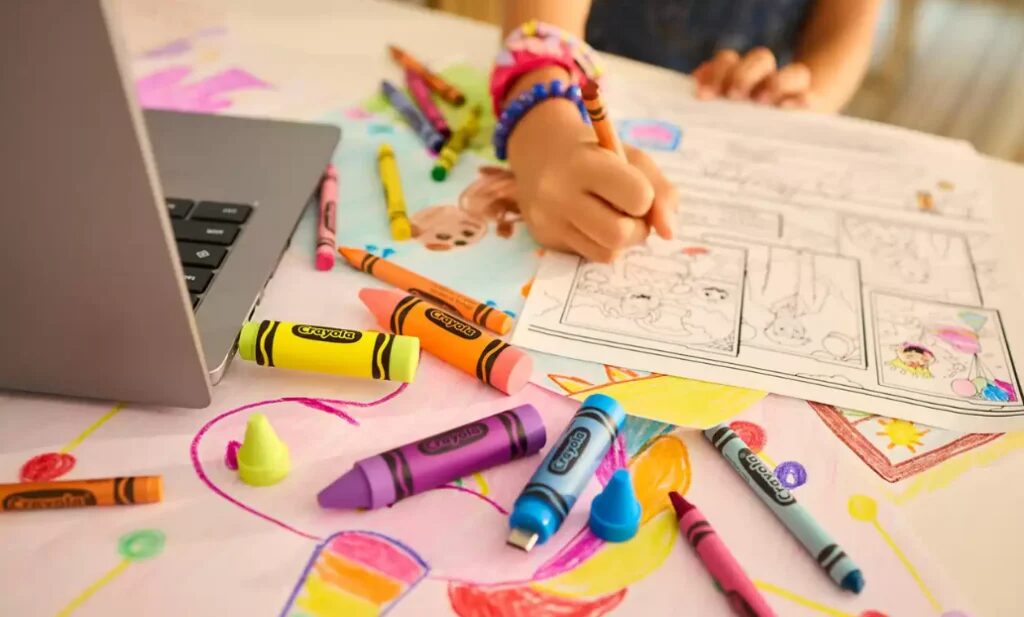 Детский стол с раскрасками Crayola и флешкой Sandisk USB-C