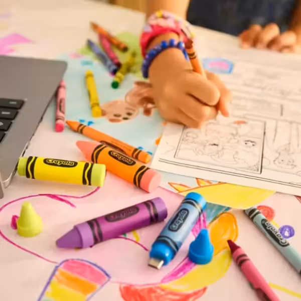 Детский стол с раскрасками Crayola и флешкой Sandisk USB-C