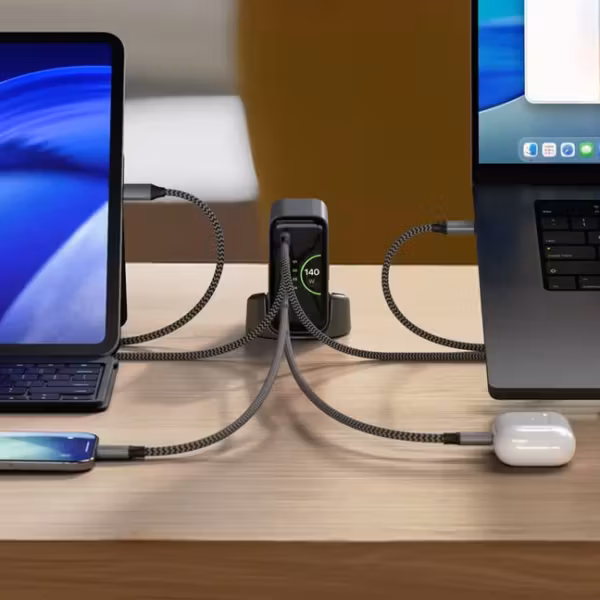 Зарядное устройство Satechi ChargeView 140 Вт с дисплеем на столе