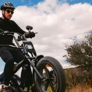 Мужчина едет на электровелосипеде Heybike Saturn по пустынной дороге