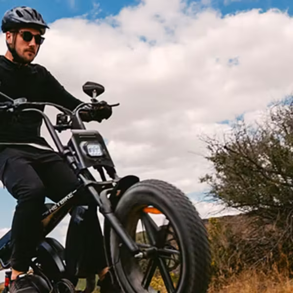 Мужчина едет на электровелосипеде Heybike Saturn по пустынной дороге