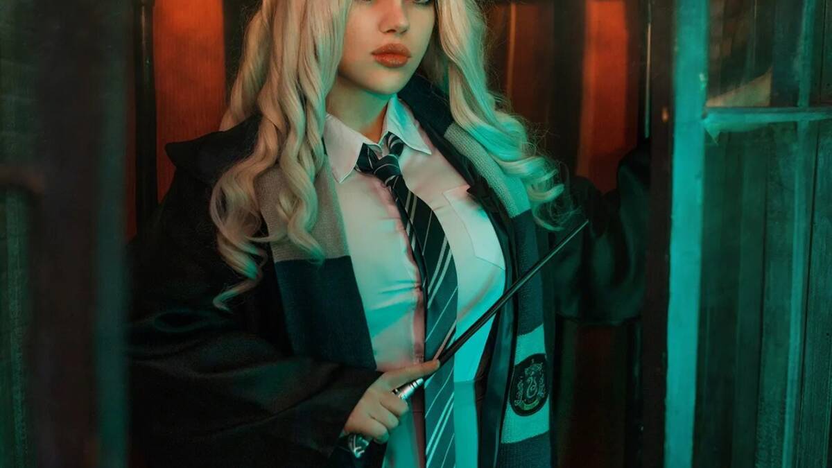 Модель в платье с косплеем студентки Слизерина Harry Potter