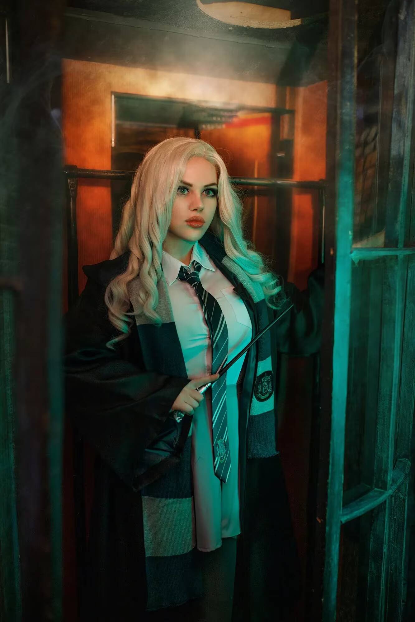 Модель в платье с косплеем студентки Слизерина Harry Potter