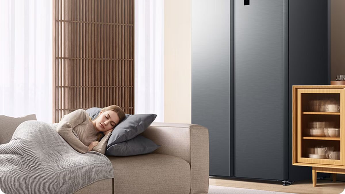 Женщина спит на диване у холодильника Xiaomi Mijia 621L