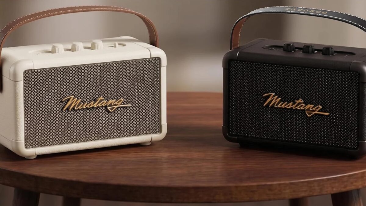 Bluetooth-колонки Mustang GT20 и GT40 на деревянном столе