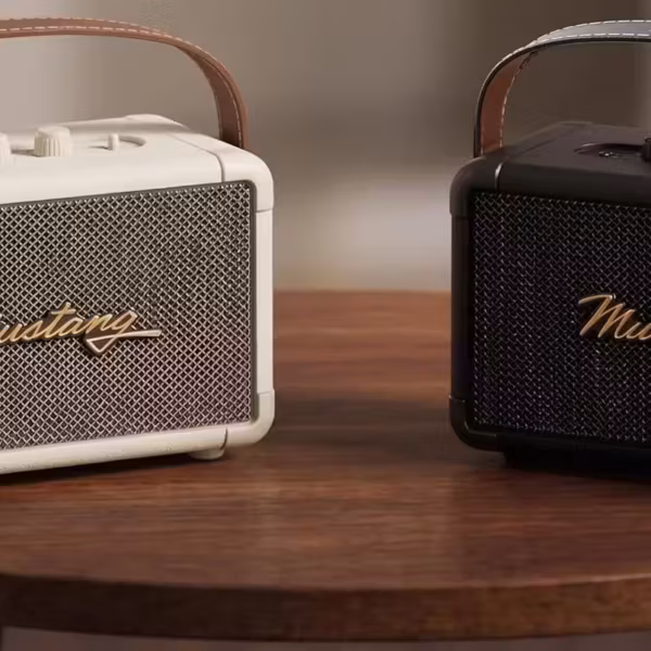 Bluetooth-колонки Mustang GT20 и GT40 на деревянном столе