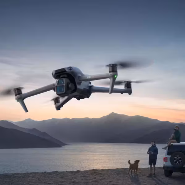 Дрон DJI Air 4 летает над озером с горами на закате