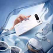 Смартфон realme 16 5G и аксессуары на голубом фоне