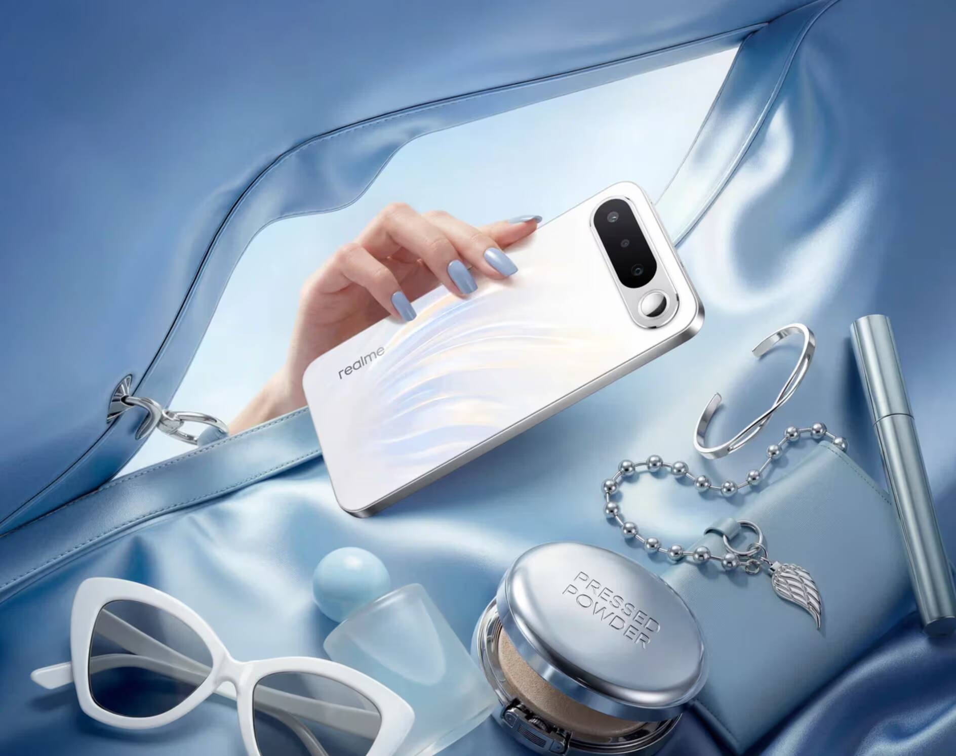 Лучшие смартфоны до 30 000 рублей в 2026 году 5 Смартфон realme 16 5G и аксессуары на голубом фоне
