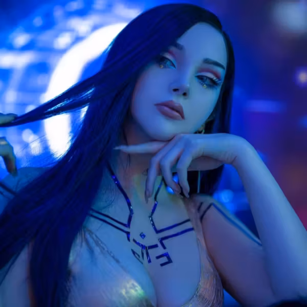 Косплей девушки в стиле Неокитч из Cyberpunk 2077 с длинными черными волосами и синим освещением