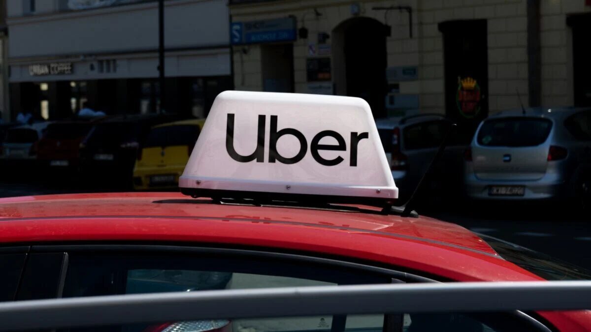 Uber знак такси на крыше автомобиля