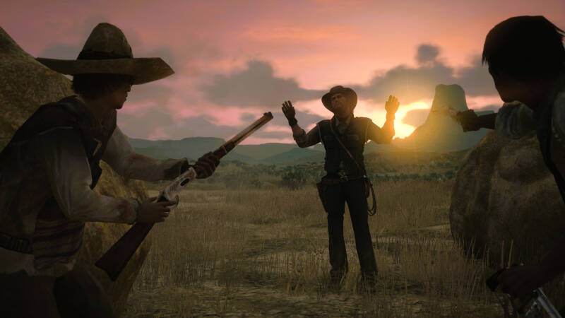 Люди в костюмах с оружием в сцене на закате