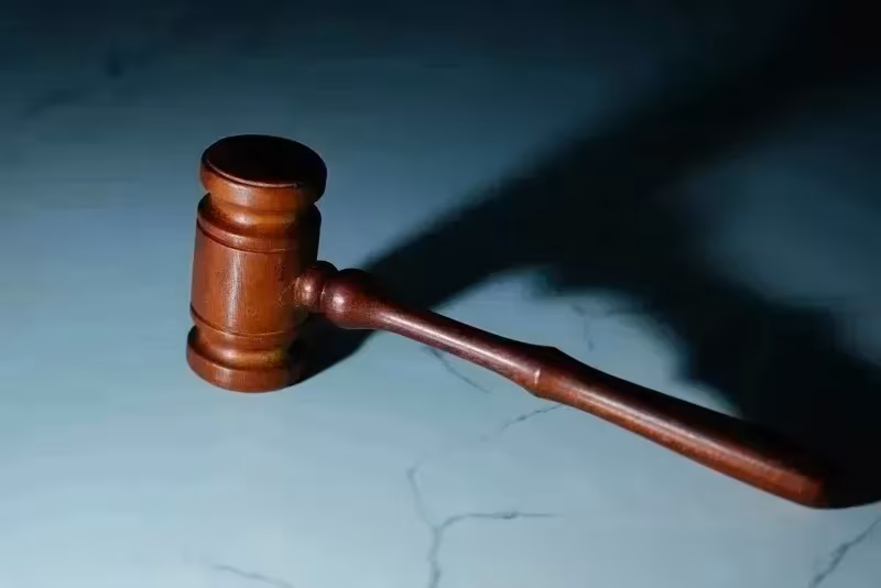 Молоток для суда из дерева в темных тонах мира