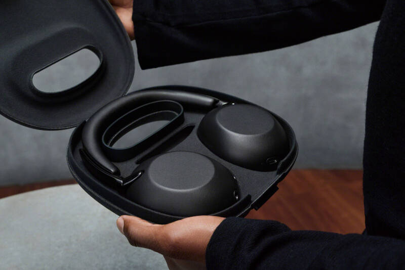 Наушники Sony WH-1000XM5 в футляре
